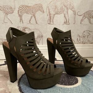 Speed Limit 98 Women’s Olive Green heels, Sz. 8